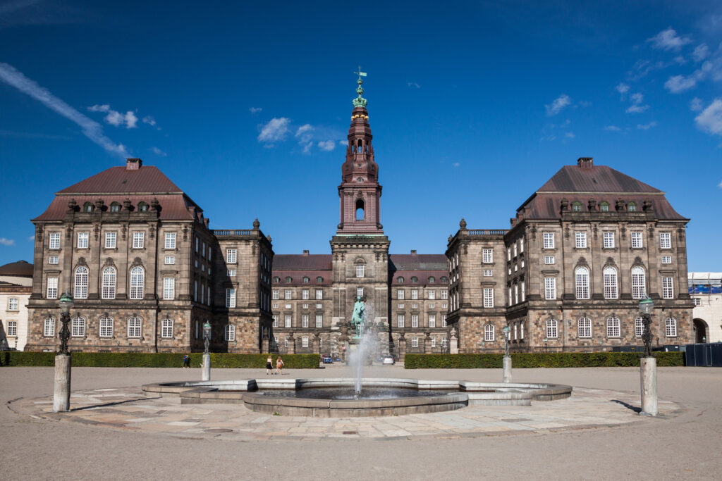 Foto af Christiansborg set fra Frederiksholms Kanal